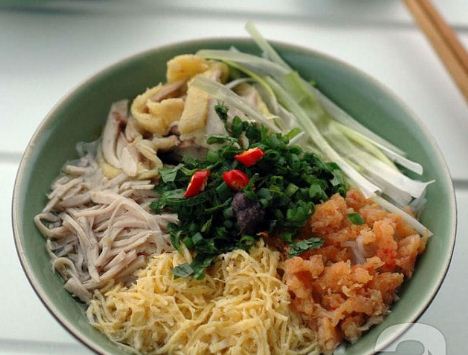 Bun-thang-rice-vermicelli-with-flavorful-broth-hanoi-vietnam-3